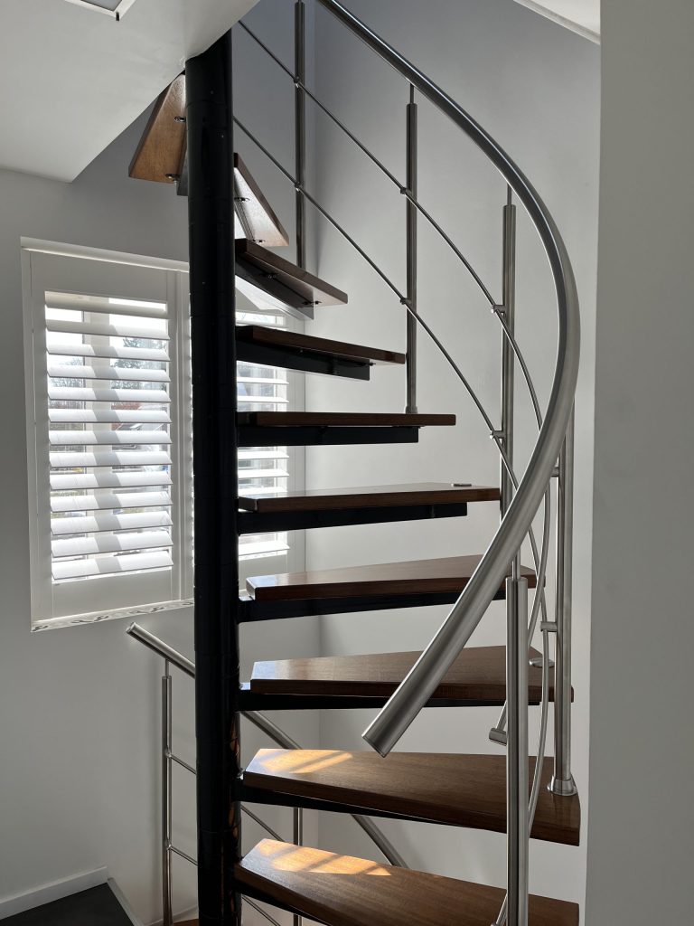 RVS spiltrapleuning met knieregels op balusters