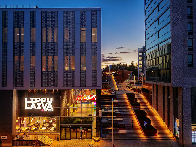 De maatwerk ILLUNOX led leuningen aan de hekwerken zorgen voor een mooie en functionele gebouwverlichting.