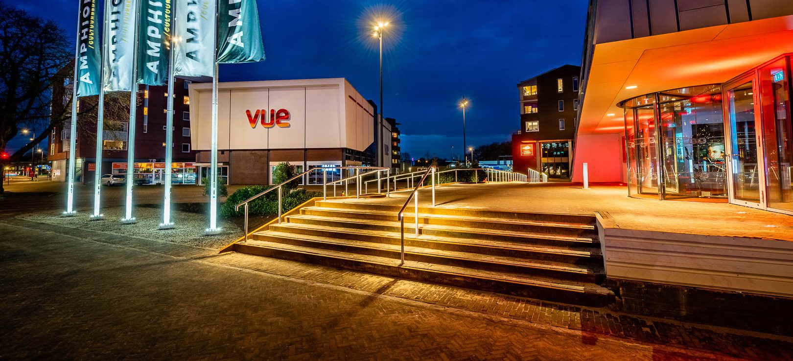 Dit RVS hekwerk met ledverlichting is gecoat in grijs. Rondom het Amphion theater zijn verschillende hekwerken met led geplaatst: op de trappen als trapverlichting en op de hellingbaan als verlichting van het voetpad als hellingbaanverlichting.