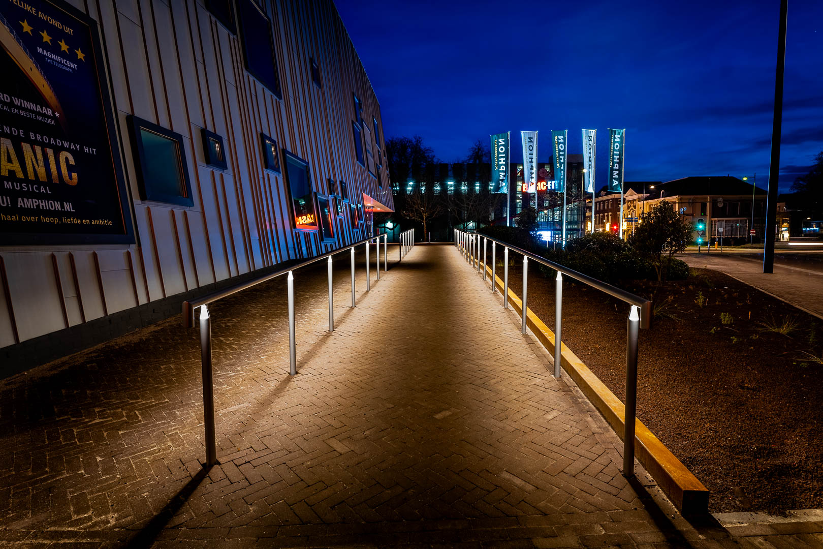 Gebouwverlichting rondom het Amphion Theater in Doetinchem functioneel uitgevoerd door de ILLUNOX hekwerken met led verlichting.