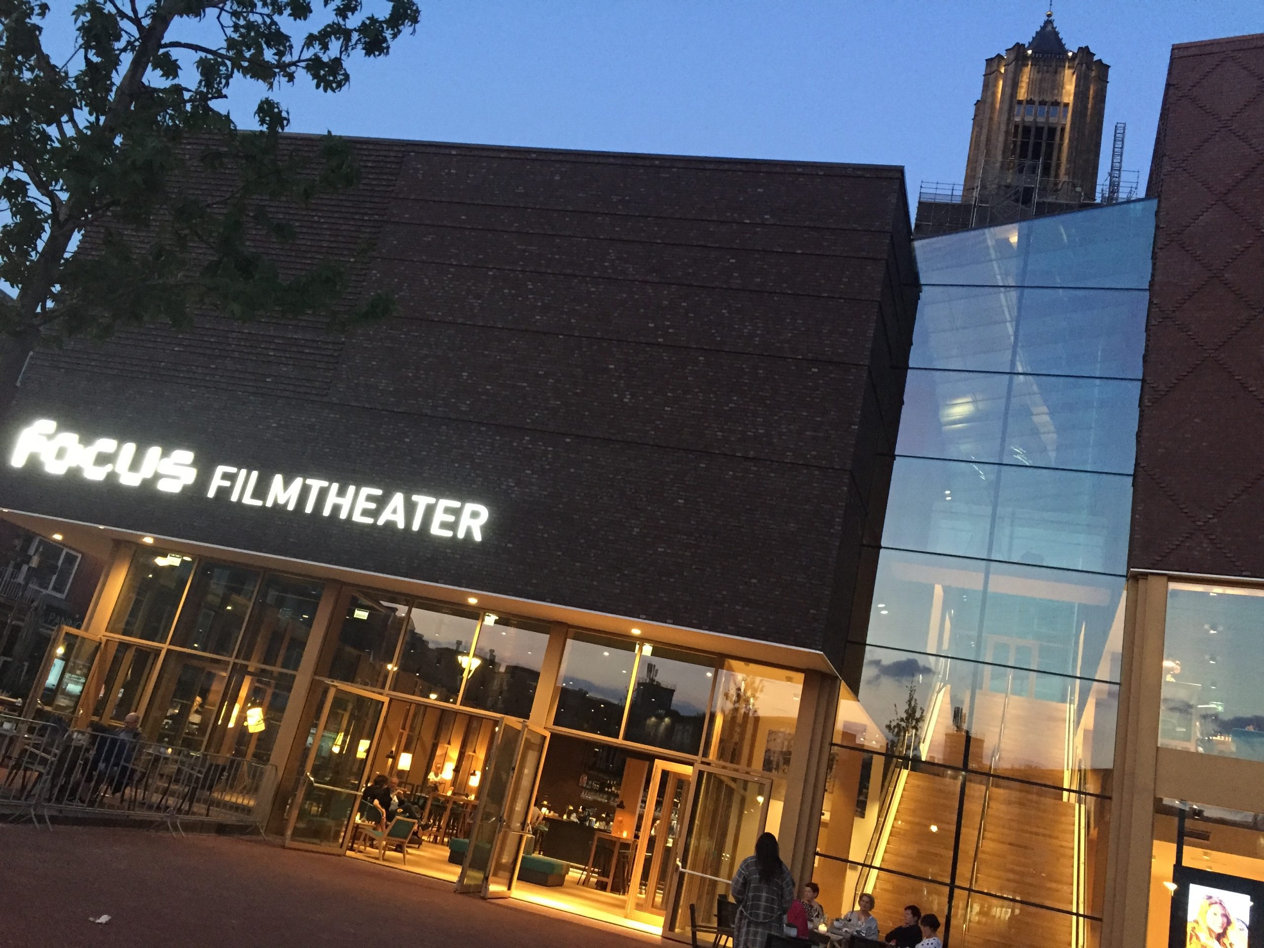 In het Focus Film Theater heeft ILLUNOX de RVS trapleuningen en balustrades (geleide verlichting) met LED verlichting ontworpen, geproduceerd en gemonteerd.