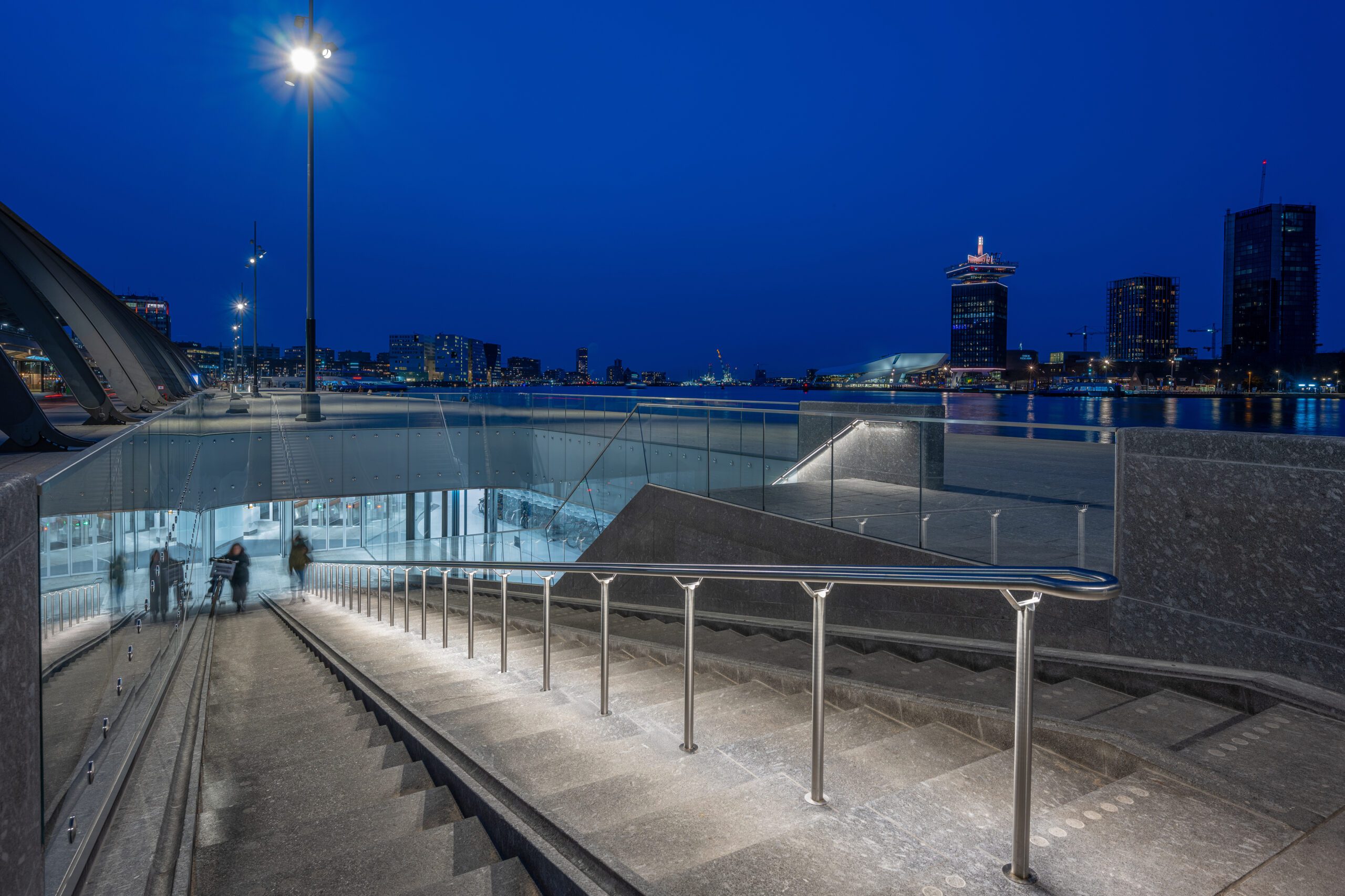 Vandaalbestendig armatuur IJboulevard station Amsterdam Centraal - LED hekwerk ILLUNOX