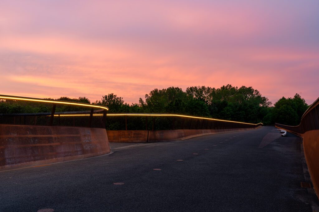 Verlichte leuning cirkelbrug Almere 