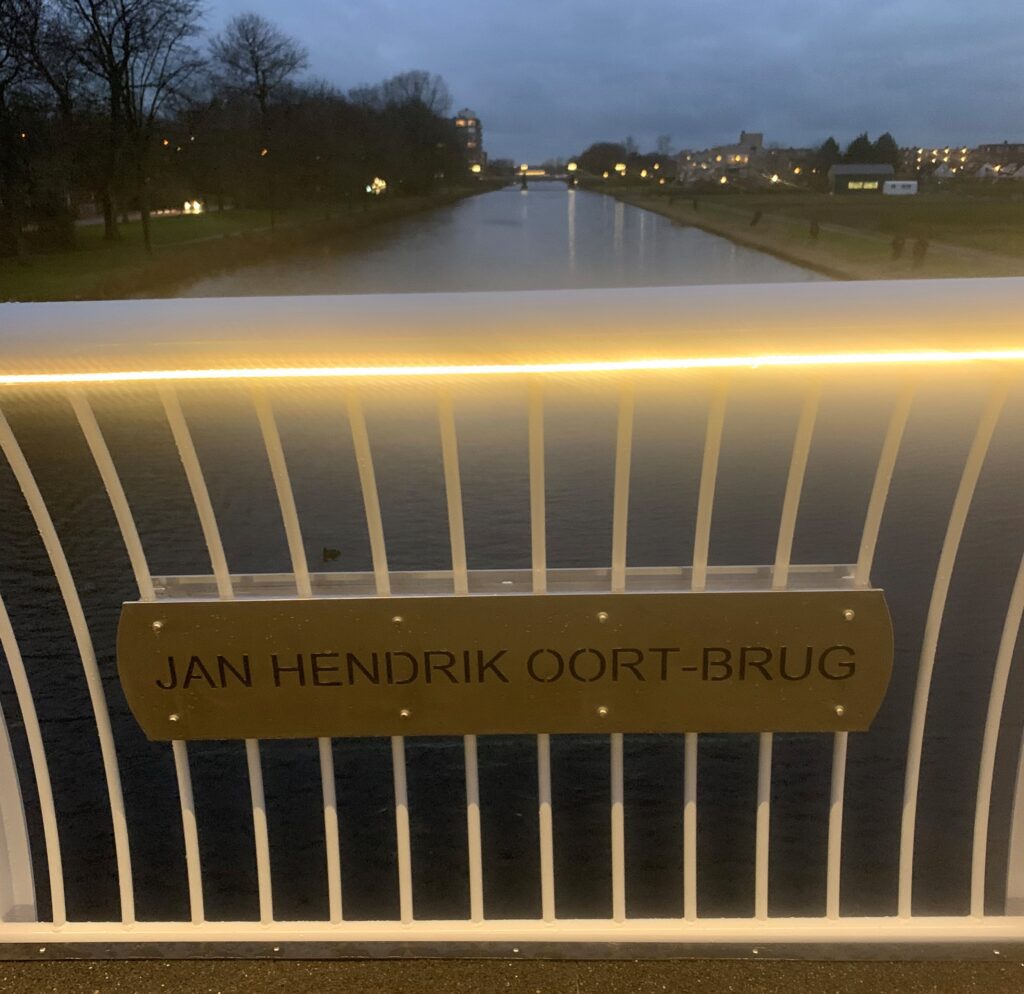 Jan Hendrik Oortbrug Oegstgeest verlichte leuning bordje
