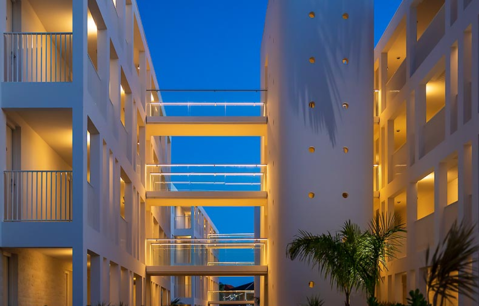 Chogogo Dive & Beach Resort Bonaire Verlichte balustrades 