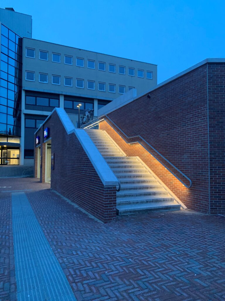 Station Gouda verlichte trapleuning