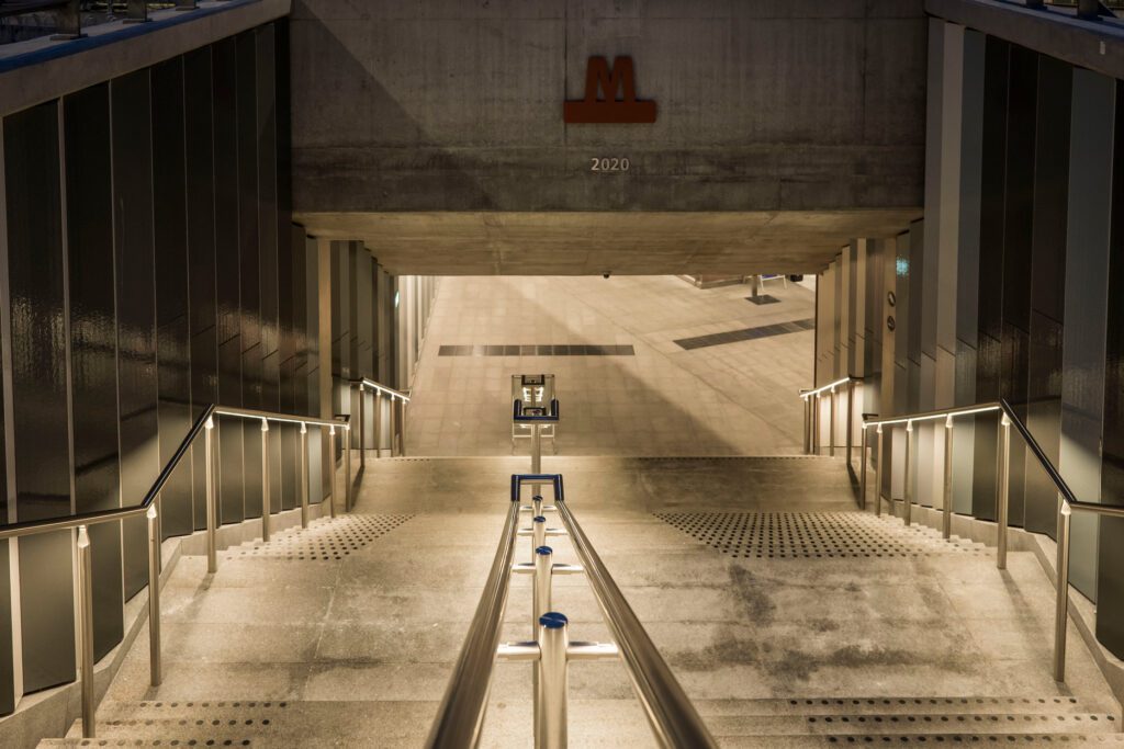Metrostation Kopenhagen trapleuningen met ledverlichting ingang