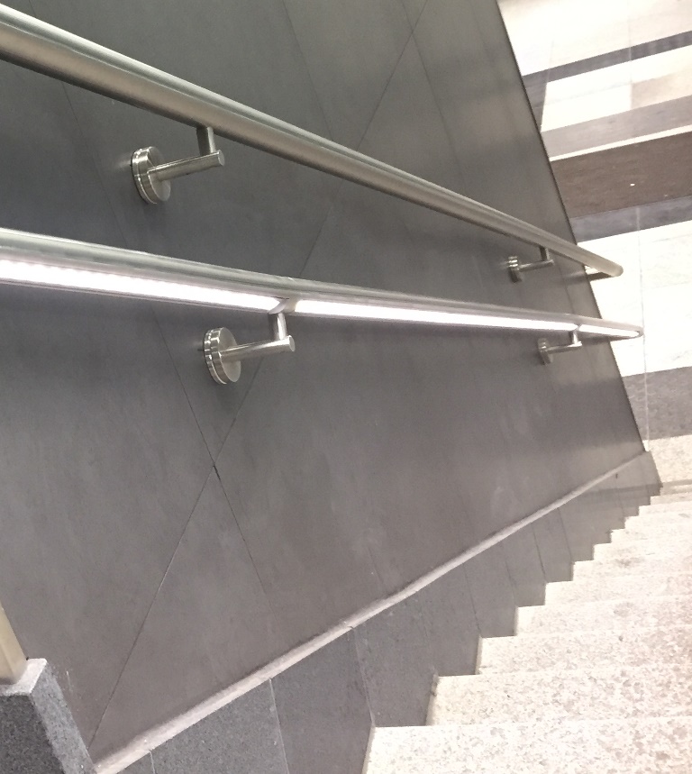 Verlichte trapleuningen station Brussel Noord
